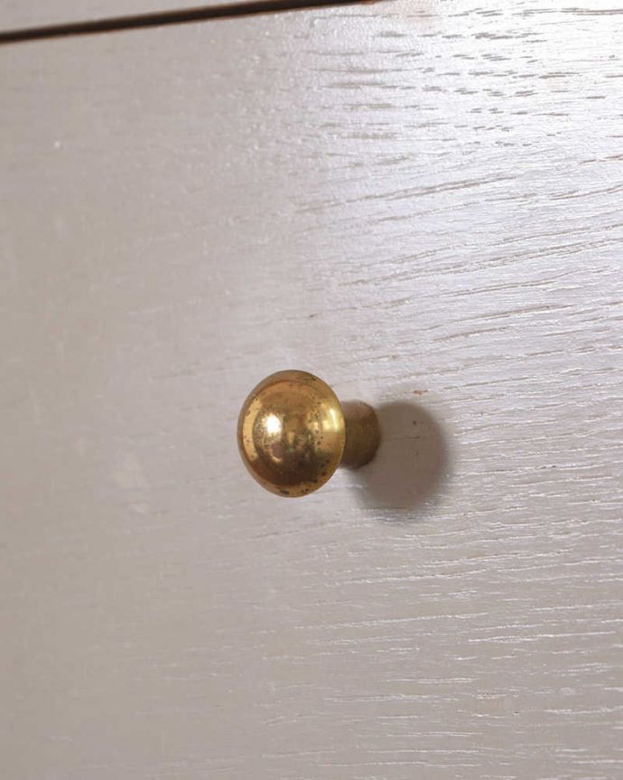 G-PLAN(Gプラン) アンティーク家具 英国ヴィンテージ家具、G-PLANのサニーオーク&チャイニーズホワイトチェスト。カッコいい取っ手もデザインの一部デザインの一部になっているカッコいい取っ手。(k-2448-f)