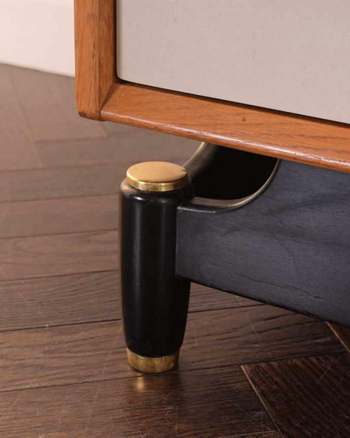 G-PLAN(Gプラン) アンティーク家具 英国ヴィンテージ家具、G-PLANのサニーオーク&チャイニーズホワイトチェスト。女性1人でラクラク運べちゃう仕掛けHandleのアンティークは、脚の裏にフェルトキーパーをお付けしています。(k-2448-f)