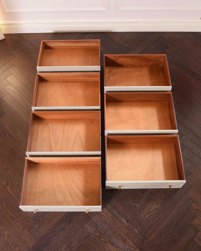 G-PLAN(Gプラン) アンティーク家具 英国ヴィンテージ家具、G-PLANのサニーオーク&チャイニーズホワイトチェスト。引き出しの中もキレイに修復しました。(k-2448-f)