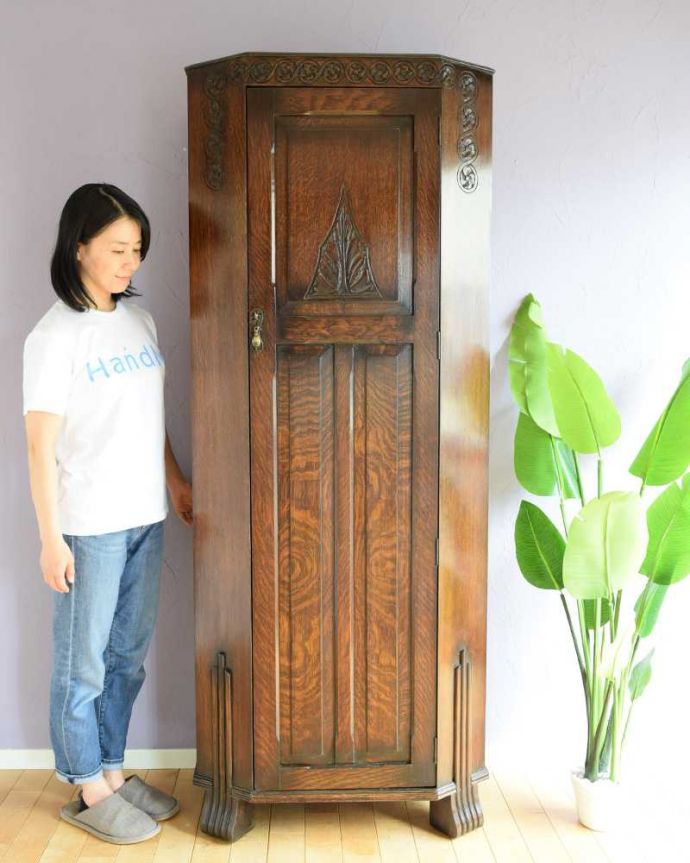 ワードローブ　アンティーク家具　お花の彫が女性らしいアクセント、アンティークのワードローブ（ホールローブ）。実は隠れた人気モノのアンティークアンティーク家具の中でリクエストが多いワードローブ。(k-2449-f)