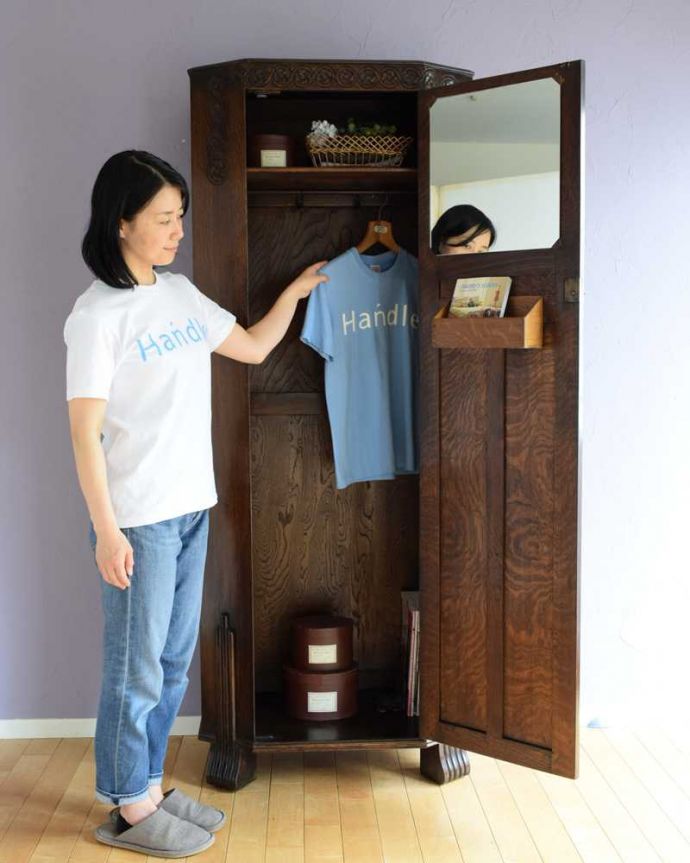 ワードローブ　アンティーク家具　お花の彫が女性らしいアクセント、アンティークのワードローブ（ホールローブ）。今日は何を着ようかな？お出かけ前のひとときも、このワードローブがあれば、さらに楽しい時間になります。(k-2449-f)