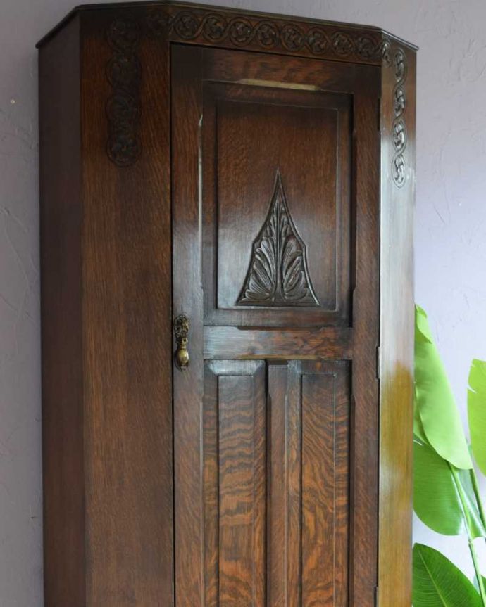 ワードローブ　アンティーク家具　お花の彫が女性らしいアクセント、アンティークのワードローブ（ホールローブ）。アンティークらしい装飾が魅力サイズの大きい家具だからこそ、やっぱり美しい装飾がアンティークの魅力。(k-2449-f)