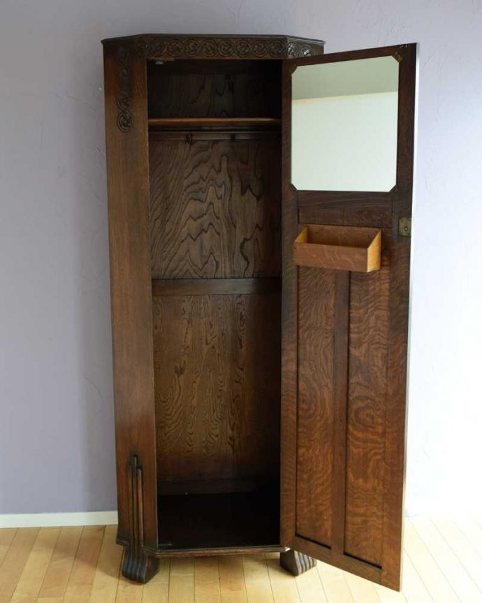 ワードローブ　アンティーク家具　お花の彫が女性らしいアクセント、アンティークのワードローブ（ホールローブ）。扉を開けて中を見ると･･･こんな感じで、たっぷり収納できます。(k-2449-f)