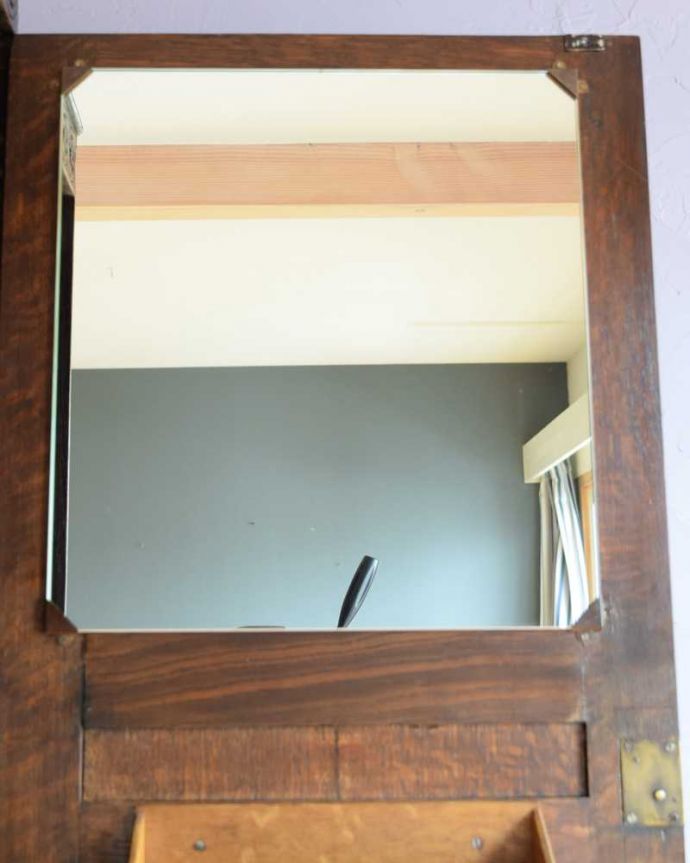 ワードローブ　アンティーク家具　お花の彫が女性らしいアクセント、アンティークのワードローブ（ホールローブ）。ご希望の方には新しいミラーでお届けしますコンディションのいいアンティークのミラーですが、ご希望の方には新しいミラーに交換してお届けします（別途見積もり）ご注文の際お気軽にご連絡下さい。(k-2449-f)