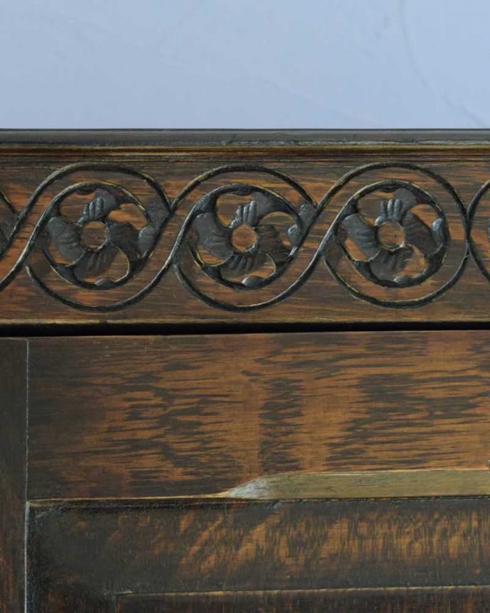 ワードローブ　アンティーク家具　お花の彫が女性らしいアクセント、アンティークのワードローブ（ホールローブ）。扉を彩る装飾やっぱり魅力は扉の装飾。(k-2449-f)