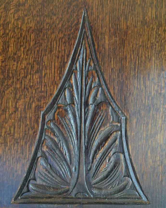 ワードローブ　アンティーク家具　お花の彫が女性らしいアクセント、アンティークのワードローブ（ホールローブ）。惚れ惚れしちゃう美しさこんなに堅い無垢材に一体どうやって彫ったんだろう？と不思議になるくらい細かい彫にうっとりです。(k-2449-f)