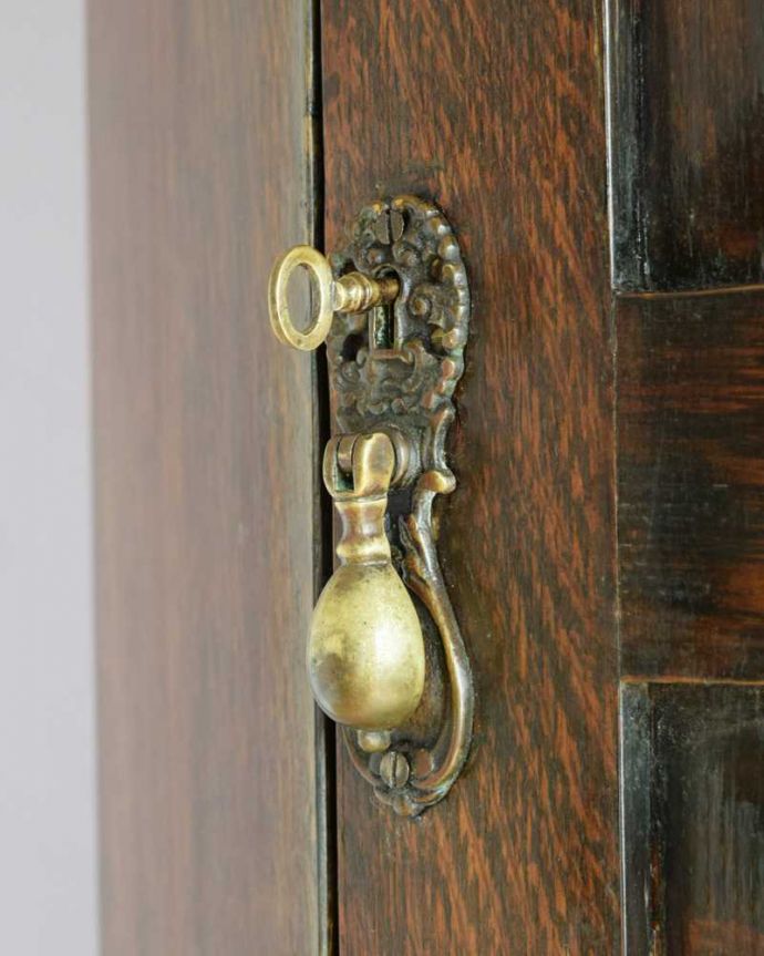 ワードローブ　アンティーク家具　お花の彫が女性らしいアクセント、アンティークのワードローブ（ホールローブ）。小さなパーツにもこだわり取っ手だけを見ていても現代とは違って良質な素材が使われているのが分かります。(k-2449-f)