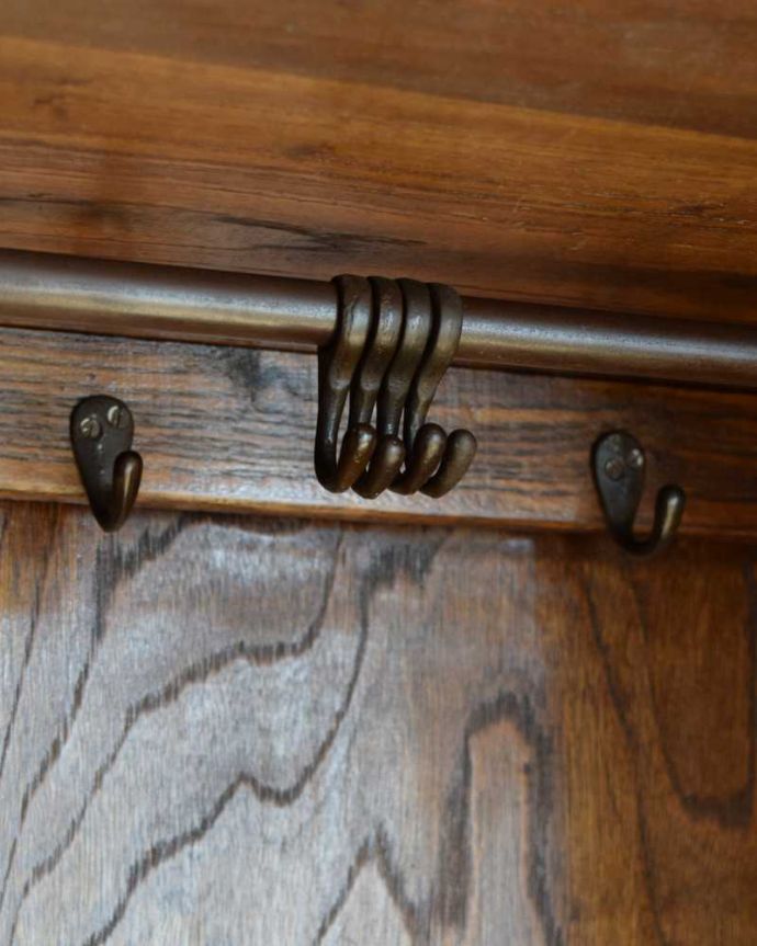 ワードローブ　アンティーク家具　お花の彫が女性らしいアクセント、アンティークのワードローブ（ホールローブ）。お洋服を掛ける場所ポールが付いているので、ここにハンガーを掛けてください。(k-2449-f)