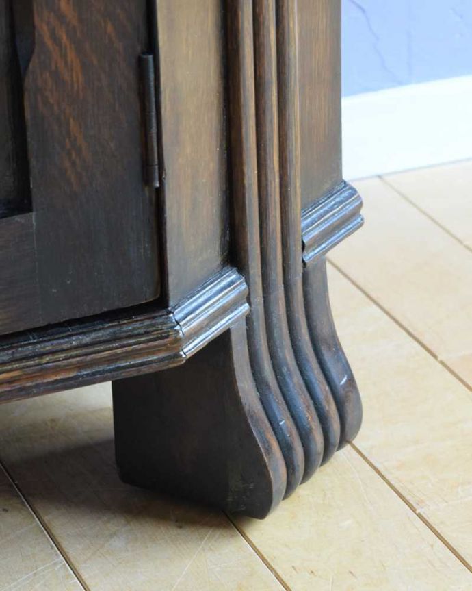 ワードローブ　アンティーク家具　お花の彫が女性らしいアクセント、アンティークのワードローブ（ホールローブ）。女性でも運べちゃう理由は･･･Handleのアンティークは、脚の裏にフェルトキーパーをお付けしていますので、重い家具でも床を滑らせて移動出来ます。(k-2449-f)