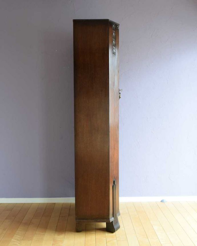 ワードローブ　アンティーク家具　お花の彫が女性らしいアクセント、アンティークのワードローブ（ホールローブ）。横から見た姿もステキ正面だけじゃなく横から見るとこんな感じです。(k-2449-f)