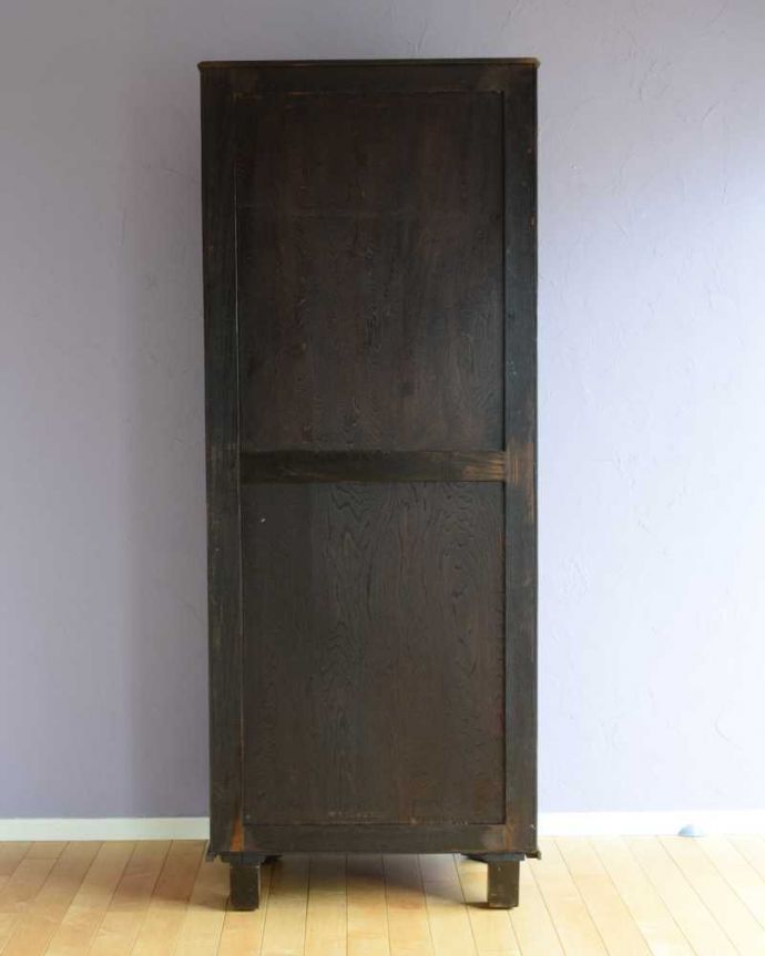 ワードローブ　アンティーク家具　お花の彫が女性らしいアクセント、アンティークのワードローブ（ホールローブ）。実は後ろ姿もキレイなんです。(k-2449-f)