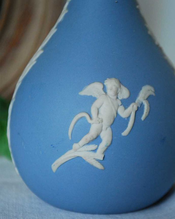 アンティーク 陶磁器の雑貨 アンティーク雑貨 ブルーのアンティークジャスパーウェア、Wedgwoodの1輪挿し(天使)。古代美術がモチーフになっている模様ぷっくりと浮かび上がる白い模様は、古代ギリシャ・ローマ美術の装飾をモチーフにした繊細で優雅なデザインです。(k-2457-z)
