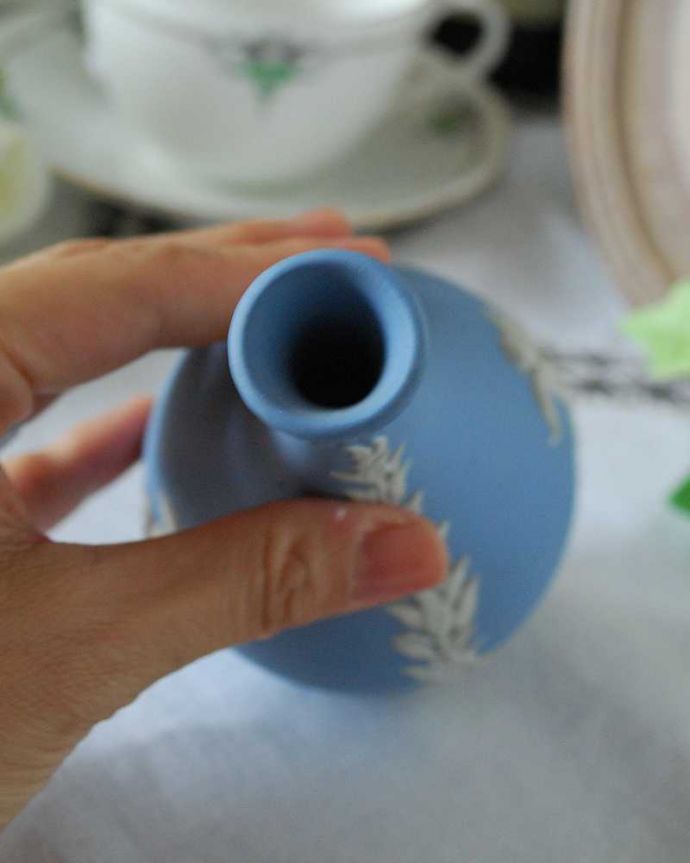 アンティーク 陶磁器の雑貨 アンティーク雑貨 ブルーのアンティークジャスパーウェア、Wedgwoodの1輪挿し(天使)。上から見るとこんな感じですアンティークのため、多少の欠け・傷がある場合がありますが、使用上問題はありませんので、ご了承下さい。(k-2457-z)