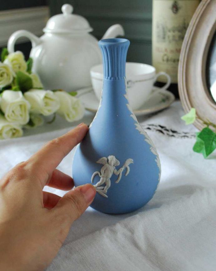 アンティーク 陶磁器の雑貨 アンティーク雑貨 ブルーのアンティークジャスパーウェア、Wedgwoodの1輪挿し(天使)。宝石のような美しさを追求した焼き物なんとも言えない滑らかな手触りが、ジャスパーウエアの特長。(k-2457-z)