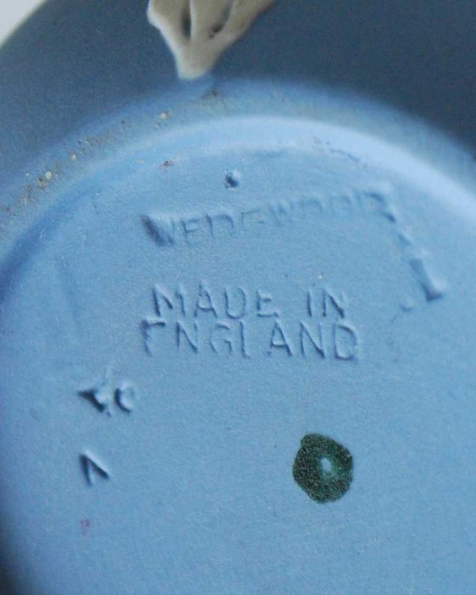 アンティーク 陶磁器の雑貨 アンティーク雑貨 ブルーのアンティークジャスパーウェア、Wedgwoodの1輪挿し(天使)。裏側には品質の証ひっくり返して見ると、ウェッジウッドのマークを見つけることが出来ます。(k-2457-z)