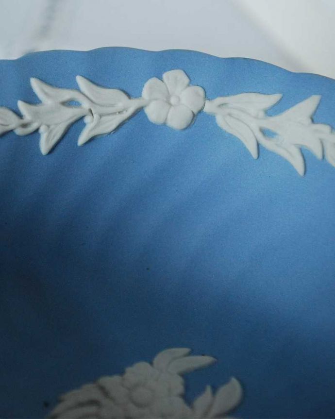 アンティーク 陶磁器の雑貨　アンティーク雑貨　アンティークのジャスパーウェア、お花のウェッジウッドボウル（ペールブルー） 。古代美術がモチーフになっている模様ぷっくりと浮かび上がる白い模様は、古代ギリシャ・ローマ美術の装飾をモチーフにした繊細で優雅なデザインです。(k-2464-z)