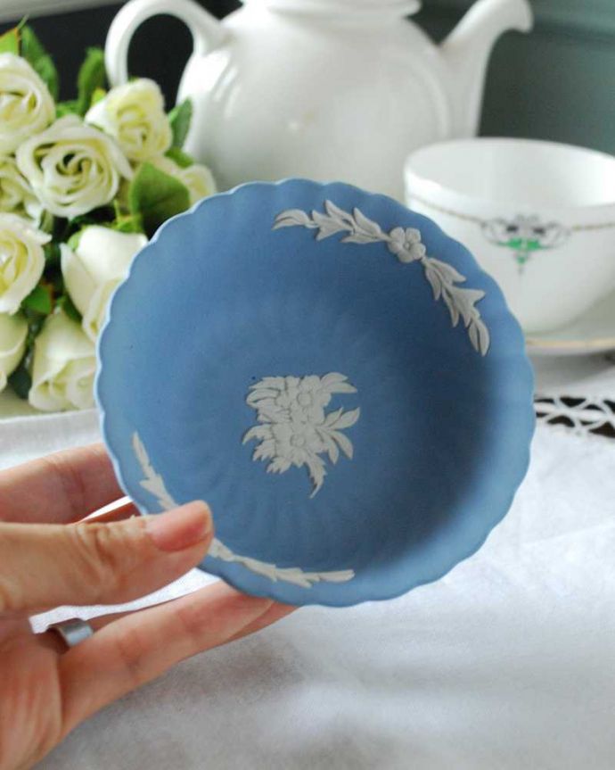 アンティーク 陶磁器の雑貨　アンティーク雑貨　アンティークのジャスパーウェア、お花のウェッジウッドボウル（ペールブルー） 。上から見るとこんな感じですアンティークのため、多少の欠け・傷がある場合がありますが、使用上問題はありませんので、ご了承下さい。(k-2464-z)