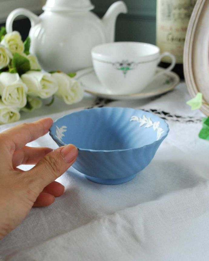 アンティーク 陶磁器の雑貨　アンティーク雑貨　アンティークのジャスパーウェア、お花のウェッジウッドボウル（ペールブルー） 。宝石のような美しさを追求した焼き物なんとも言えない滑らかな手触りが、ジャスパーウエアの特長。(k-2464-z)