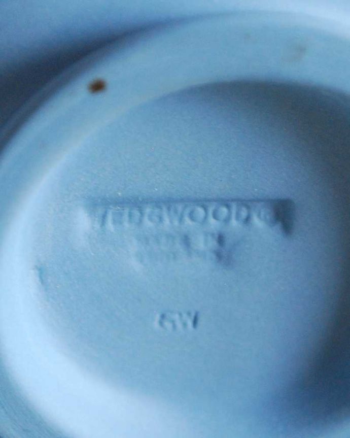 アンティーク 陶磁器の雑貨　アンティーク雑貨　アンティークのジャスパーウェア、お花のウェッジウッドボウル（ペールブルー） 。裏側には品質の証ひっくり返して見ると、ウェッジウッドのマークを見つけることが出来ます。(k-2464-z)