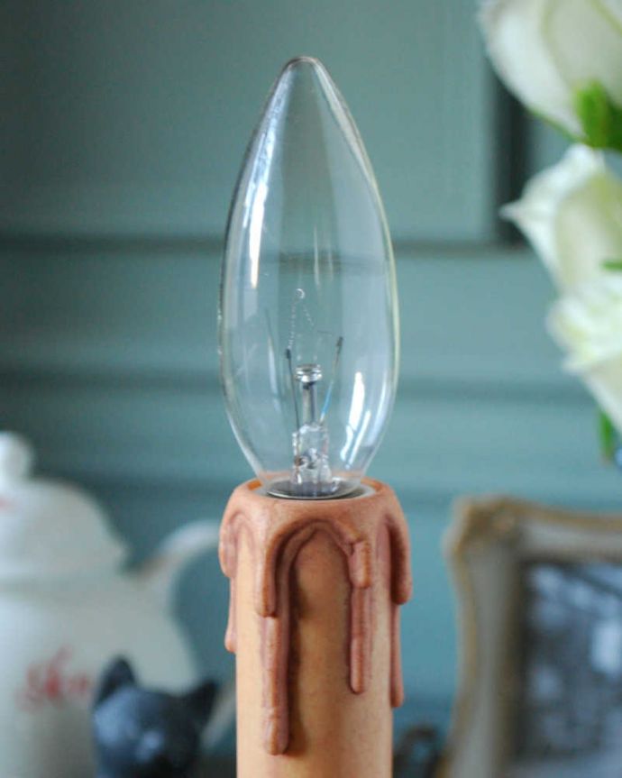 スタンドライト　照明・ライティング　イギリスから到着した真鍮製のアンティーク　テーブルランプ(E17シャンデリア球付き)。使えるものだけ選んできましたアンティークなのでキズや汚れ、カケなどは必ずありますが、使えると判断したものだけを吟味して選んできました。(k-2466-z)