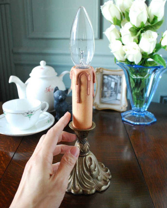 スタンドライト　照明・ライティング　イギリスから到着した真鍮製のアンティーク　テーブルランプ(E17シャンデリア球付き)。灯りが灯っていなくても絵になります。(k-2466-z)