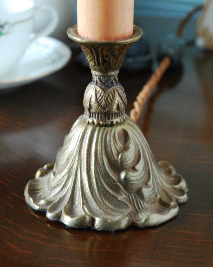 スタンドライト　照明・ライティング　イギリスから到着した真鍮製のアンティーク　テーブルランプ(E17シャンデリア球付き)。アンティークらしい美しさ 土台の部分はアンティークらしい美しいデザイン。(k-2466-z)