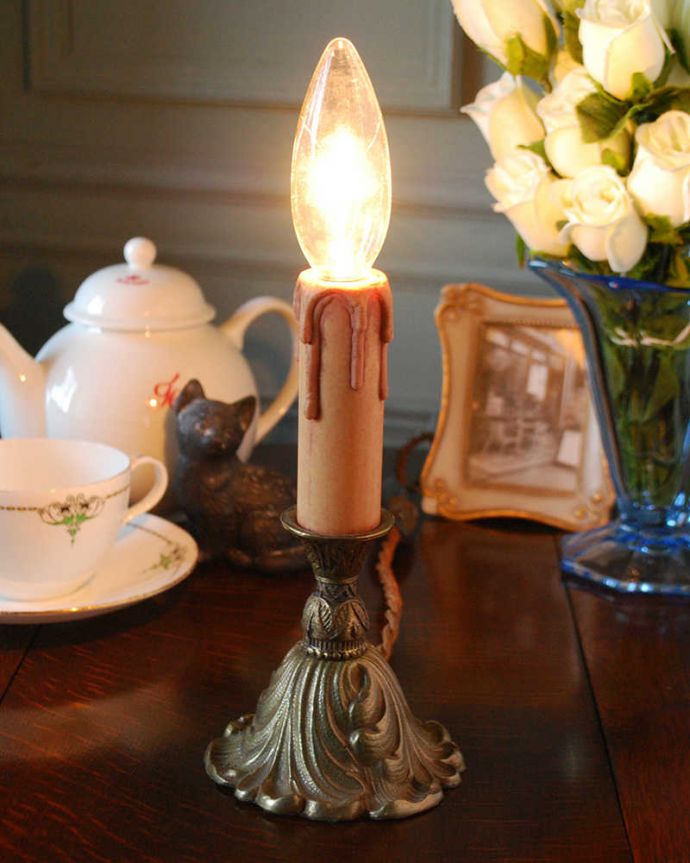 スタンドライト　照明・ライティング　イギリスから到着した真鍮製のアンティーク　テーブルランプ(E17シャンデリア球付き)。優しく夜を照らしてくれるテーブルランプテーブルの上に乗せるだけでシャンデリアが楽しめるテーブルランプ。(k-2466-z)