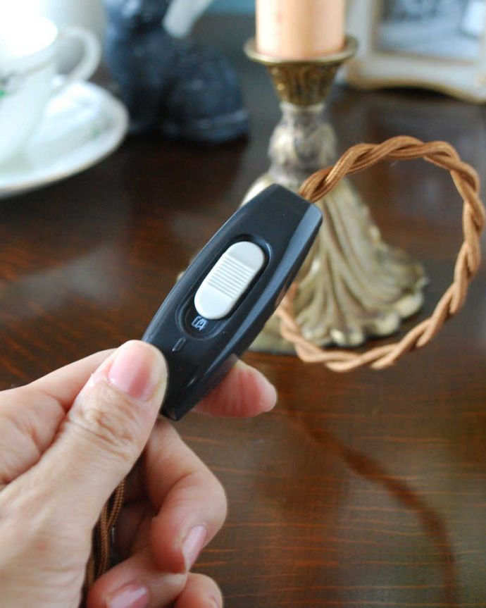 スタンドライト　照明・ライティング　イギリスから到着した真鍮製のアンティーク　テーブルランプ(E17シャンデリア球付き)。片手でカンタン夜になったらスイッチON!片手で簡単に切り替えられオン・オフのスイッチ付きです。(k-2466-z)