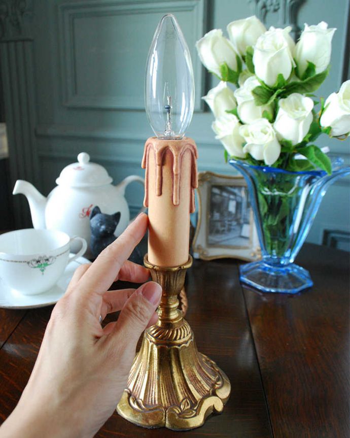 スタンドライト　照明・ライティング　イギリスから到着したアンティークの真鍮製テーブルランプ(E17シャンデリア球付き)。季節や気分に合わせて、シェードを被せて楽しむ事も出来ます。(k-2467-z)