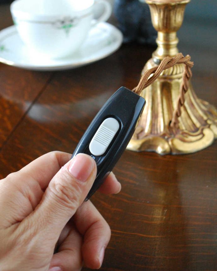 スタンドライト　照明・ライティング　イギリスから到着したアンティークの真鍮製テーブルランプ(E17シャンデリア球付き)。スイッチです。(k-2467-z)