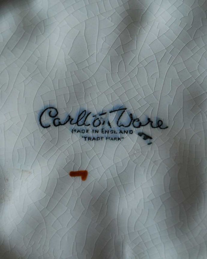 アンティーク 陶磁器の雑貨 アンティーク雑貨 カールトンウエア(Carlton Ware)のアンティーク食器、ディッシュプレート(サラダウェアシリーズ)。裏側には品質の証ひっくり返して見ると、こんな感じのポーセリンマークを見つけることが出来ます。(k-2469-z)