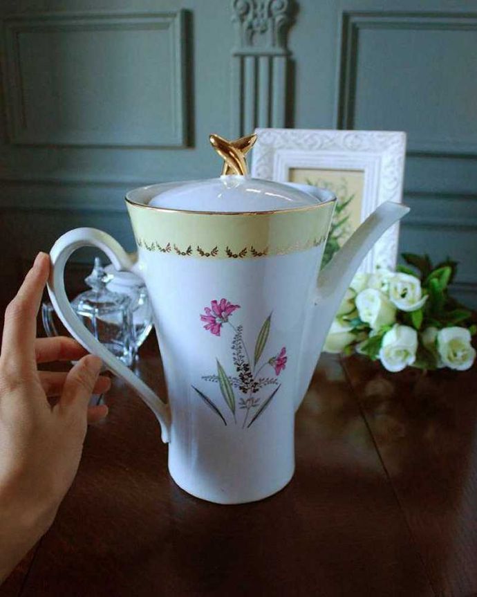 アンティーク 陶磁器の雑貨 アンティーク雑貨 お茶の文化イギリスのテーブル雑貨、アンティークのティーポット。自分だけの使い方で使ってみましょうたっぷり紅茶が注げるサイズ。(k-2471-z)