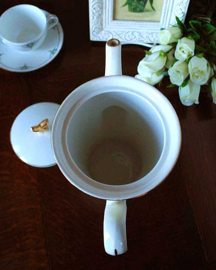 アンティーク 陶磁器の雑貨 アンティーク雑貨 お茶の文化イギリスのテーブル雑貨、アンティークのティーポット。上から見るとこんな感じです状態のいいものだけを選んでいますが、アンティークなのでキズや欠けがある場合があります。(k-2471-z)