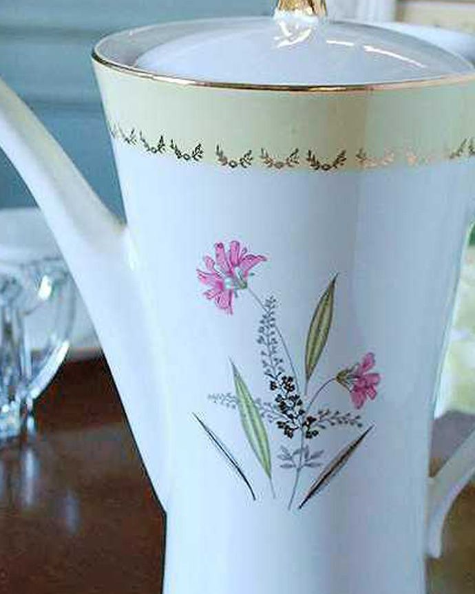 アンティーク 陶磁器の雑貨 アンティーク雑貨 お茶の文化イギリスのテーブル雑貨、アンティークのティーポット。お茶の時間に欠かせないティーポット紅茶を愛する英国のお茶の時間に欠かせない陶磁器のティーポット。(k-2471-z)