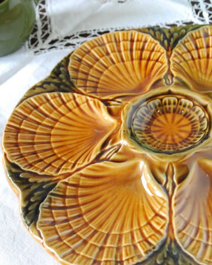 アンティーク 陶磁器の雑貨　アンティーク雑貨　アンティーク雑貨、シェル型のアンティークプレート（オイスターディッシュ）。色使いも落ち着いた大人っぽいデザインです。(k-2475-z)