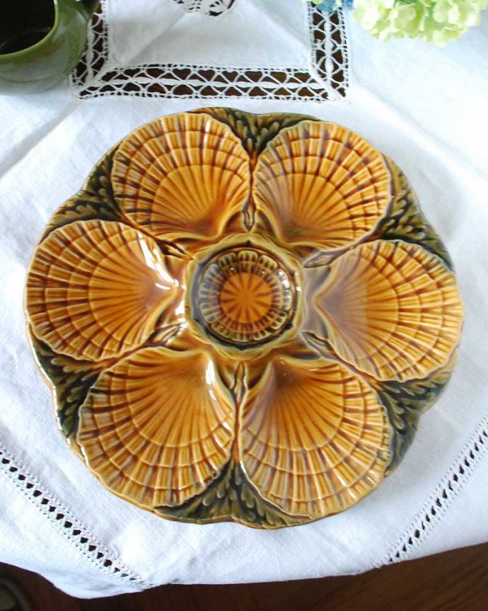 アンティーク 陶磁器の雑貨　アンティーク雑貨　アンティーク雑貨、シェル型のアンティークプレート（オイスターディッシュ）。アンティークなので多少のキズ・汚れがある場合があります。(k-2475-z)