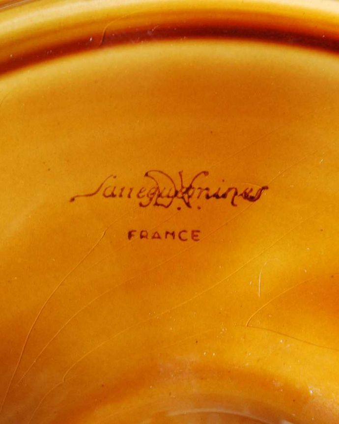 アンティーク 陶磁器の雑貨　アンティーク雑貨　アンティーク雑貨、シェル型のアンティークプレート（オイスターディッシュ）。裏側には品質の証ひっくり返して見ると、こんな感じのポーセリンマークを見つけることが出来ます。(k-2475-z)