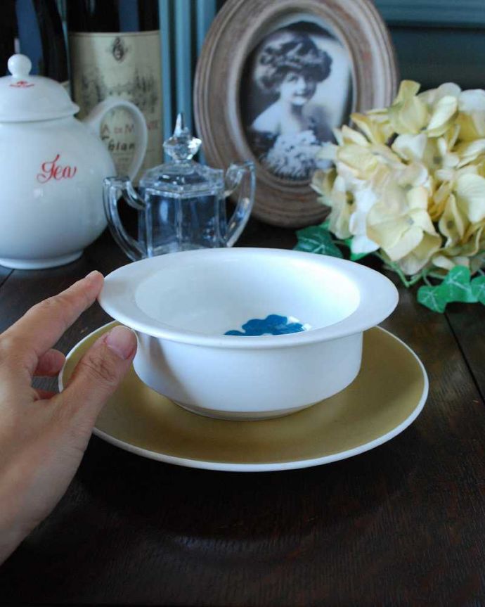 スージークーパー　アンティーク雑貨　色使いがお洒落なWedgwood、スージークーパーデザインのソースディッシュ（ ソースボート）。質の良いボーンチャイナです。(k-2477-z)