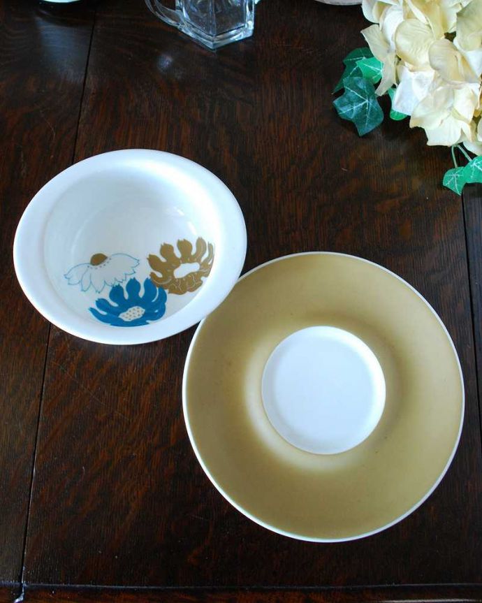 スージークーパー　アンティーク雑貨　色使いがお洒落なWedgwood、スージークーパーデザインのソースディッシュ（ ソースボート）。アンティークなので多少のキズ・汚れがある場合があります。(k-2477-z)