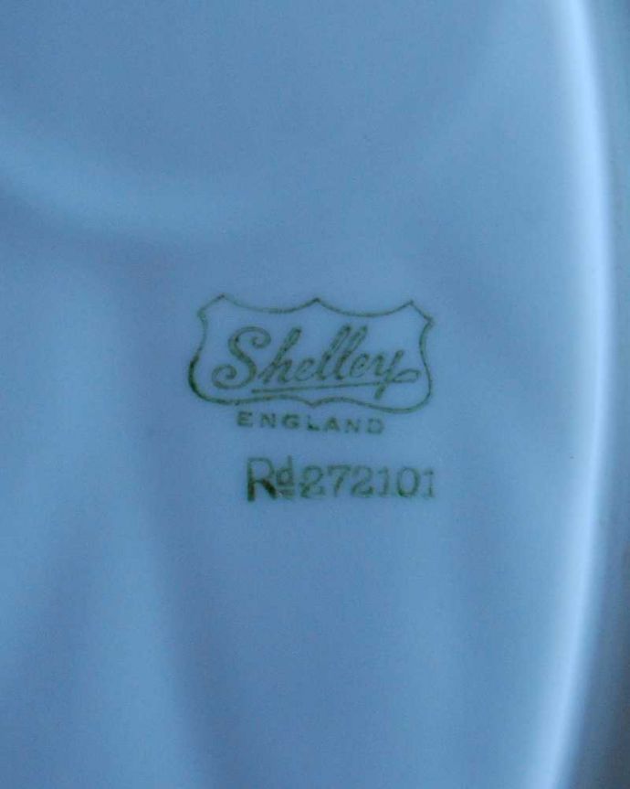 シェ―リー窯　アンティーク雑貨　上品なホワイトがテーブルで映える、アンティークのカップ＆ソーサー（Shelley/シェリー）。裏側には品質の証ひっくり返して見ると、こんな感じのポーセリンマークを見つけることが出来ます。(k-2483-z)