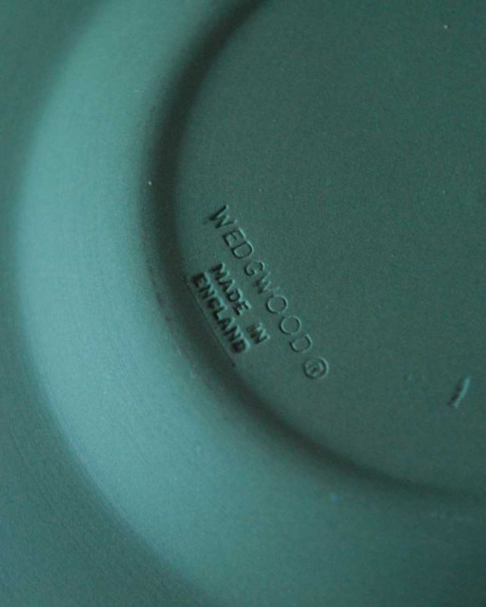 アンティーク 陶磁器の雑貨　アンティーク雑貨　グリーンのアンティークのジャスパーウェア、犬のウェッジウッドトレイ。裏側には品質の証ひっくり返して見ると、こんな感じのポーセリンマークを見つけることが出来ます。(k-2488-z)