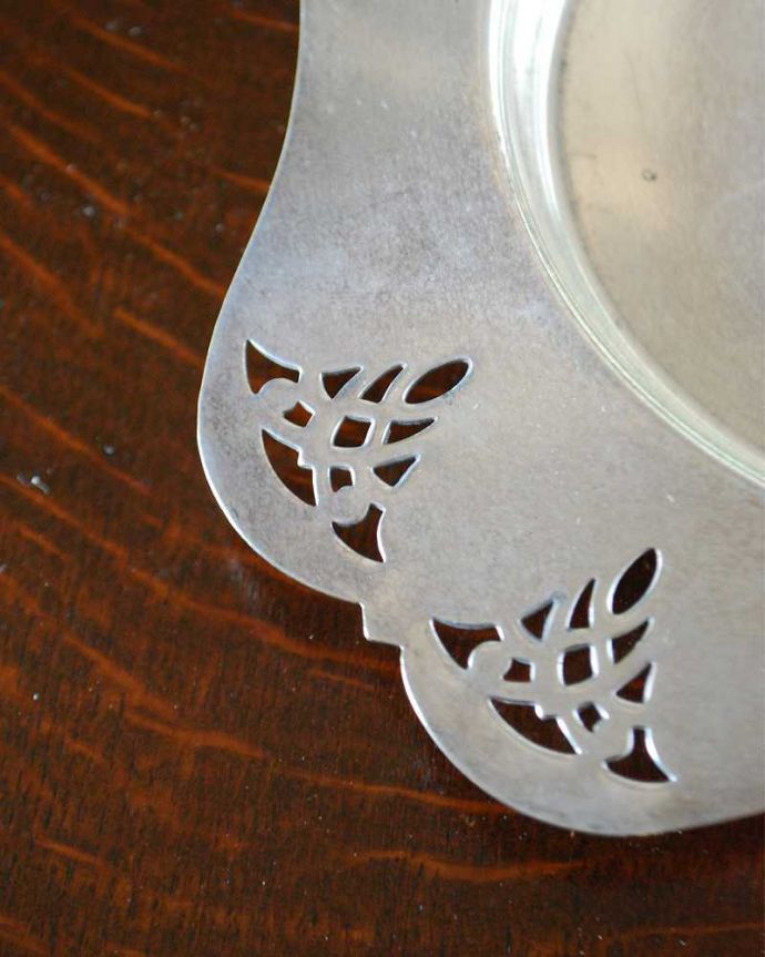 アンティーク シルバー製　アンティーク雑貨　英国銀雑貨、レースみたいな透かし彫りが可愛いアンティークシルバートレイ 。繊細で美しい装飾がたっぷり入っています。(k-2492-z)