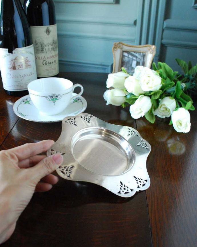 アンティーク シルバー製　アンティーク雑貨　英国銀雑貨、レースみたいな透かし彫りが可愛いアンティークシルバートレイ 。置くだけで優雅で特別なテーブルコーディネートが完成です！。(k-2492-z)