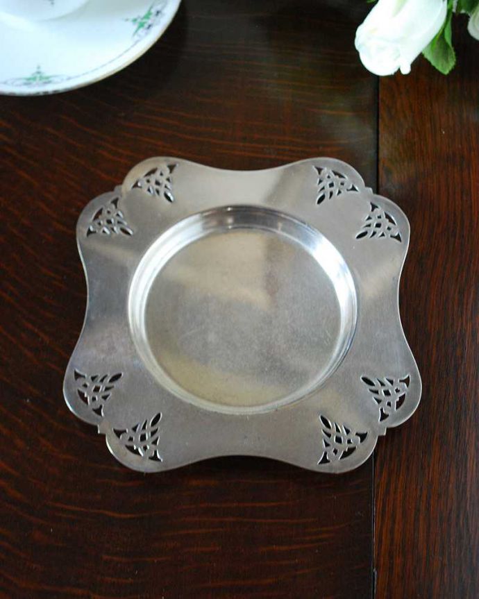 アンティーク シルバー製　アンティーク雑貨　英国銀雑貨、レースみたいな透かし彫りが可愛いアンティークシルバートレイ 。アンティークなので多少のキズ・汚れがある場合があります。(k-2492-z)