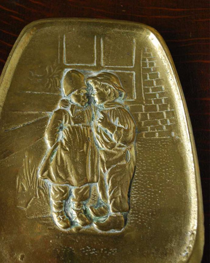 アンティーク 真鍮の雑貨　アンティーク雑貨　英国アンティーク雑貨、可愛い子どもの真鍮製ブラストレイ。繊細な装飾がされているので、ディスプレイするだけでも絵になりますね。(k-2494-z)