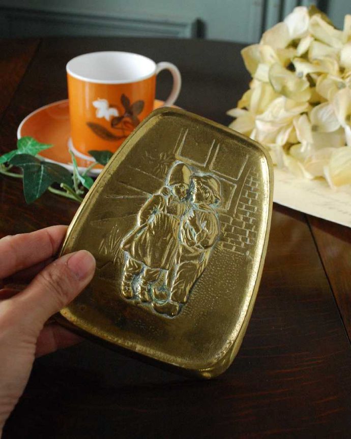 アンティーク 真鍮の雑貨　アンティーク雑貨　英国アンティーク雑貨、可愛い子どもの真鍮製ブラストレイ。デスクの上で切手や小物トレーとしても便利に使えそうです。(k-2494-z)