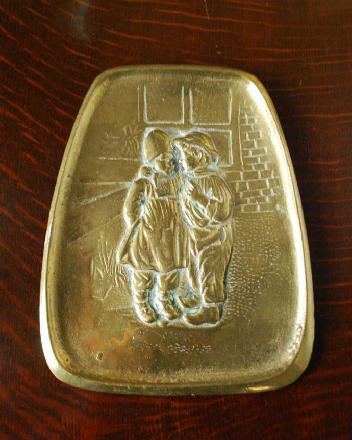 アンティーク 真鍮の雑貨　アンティーク雑貨　英国アンティーク雑貨、可愛い子どもの真鍮製ブラストレイ。アンティークなので多少のキズ・汚れがある場合があります。(k-2494-z)