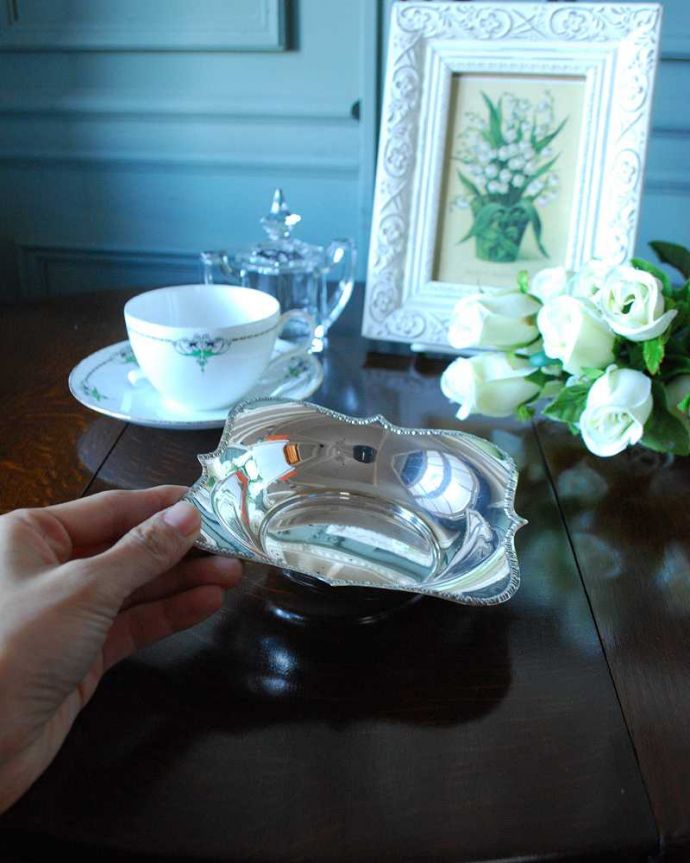 アンティーク シルバー製 アンティーク雑貨 上品なイギリス輸入の銀雑貨、アンティークシルバーのプレート(トレイ) 。置くだけで優雅で特別なテーブルコーディネートが完成です!。(k-2496-z)