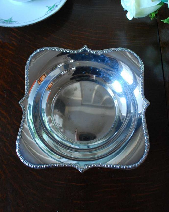 アンティーク シルバー製 アンティーク雑貨 上品なイギリス輸入の銀雑貨、アンティークシルバーのプレート(トレイ) 。アンティークなので多少のキズ・汚れがある場合があります。(k-2496-z)