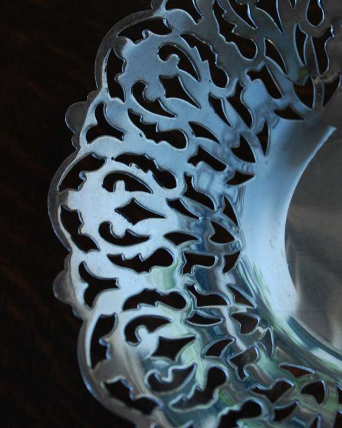 アンティーク 真鍮の雑貨　アンティーク雑貨　英国輸入の透かし彫りが美しいアンティーク銀雑貨、シルバーボウル（小物入れ）。繊細で美しい装飾がたっぷり入っています。(k-2499-z)